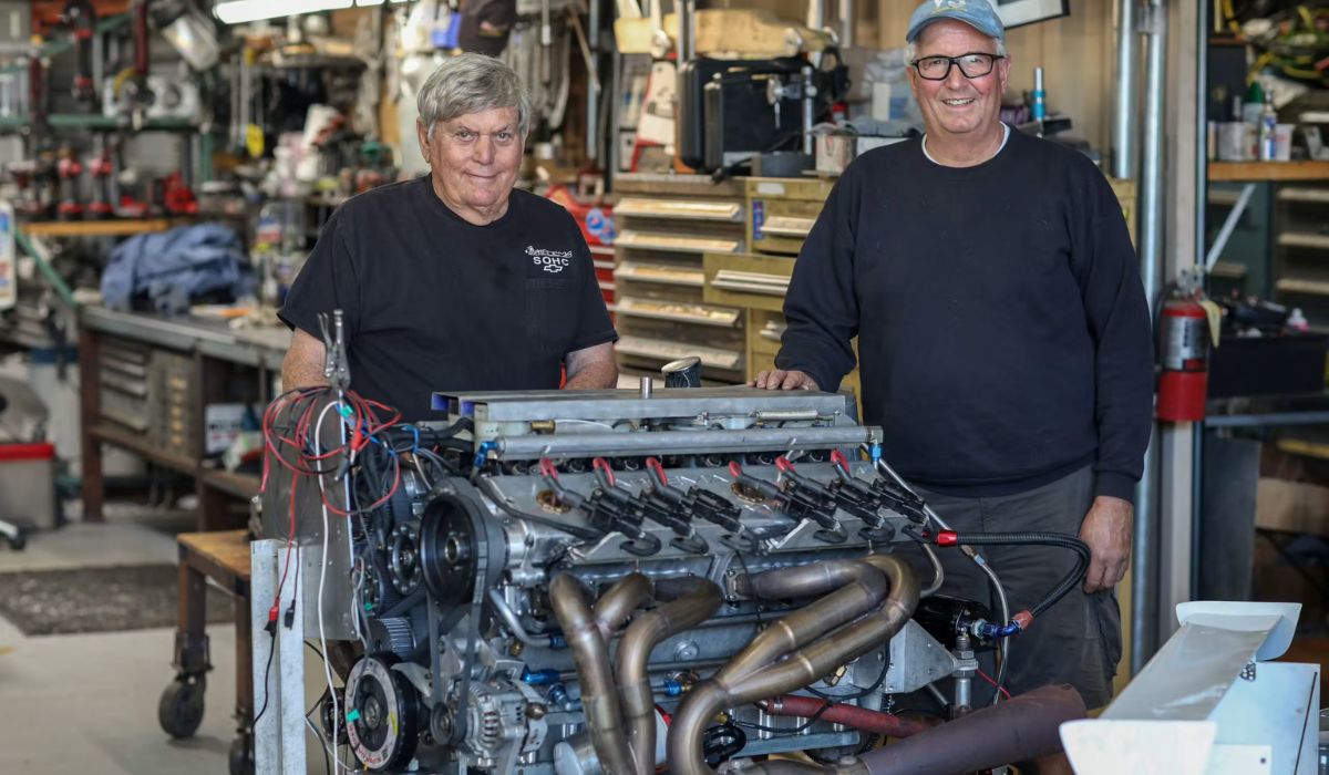 Motor V12 artesanal de 1.200 cv levou um lakester a quase 430 km/h no deserto de El Mirage em projeto feito por dois amigos na Califórnia. (Imagem: Reprodução/Brandan Gillogly)