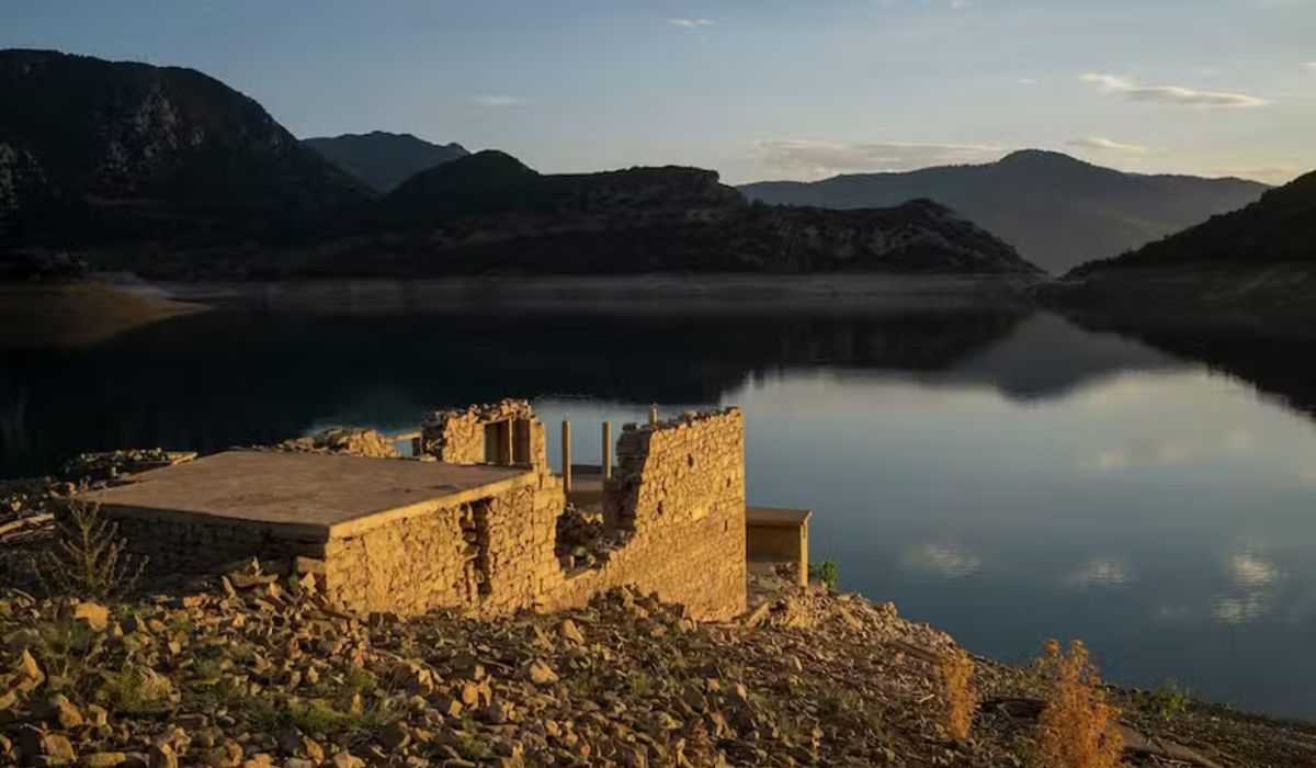 Esta fotografia mostra os restos de uma casa que reapareceu quando o nível do lago artificial Mornos baixou após uma seca, perto da aldeia de Lidoriki, cerca de 240 km a noroeste de Atenas, no dia 1 de setembro — Foto: ANGELOS TZORTZINIS - AFP