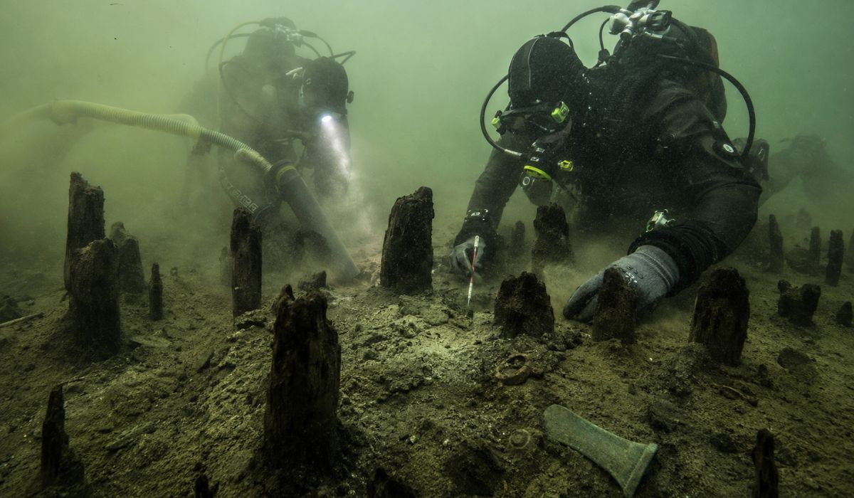 Aldeia submersa de 3 mil anos é revelada no lago Mezzano, na Itália, com estacas de madeira e artefatos da Idade do Bronze. (Imagem: Ilustrativa)