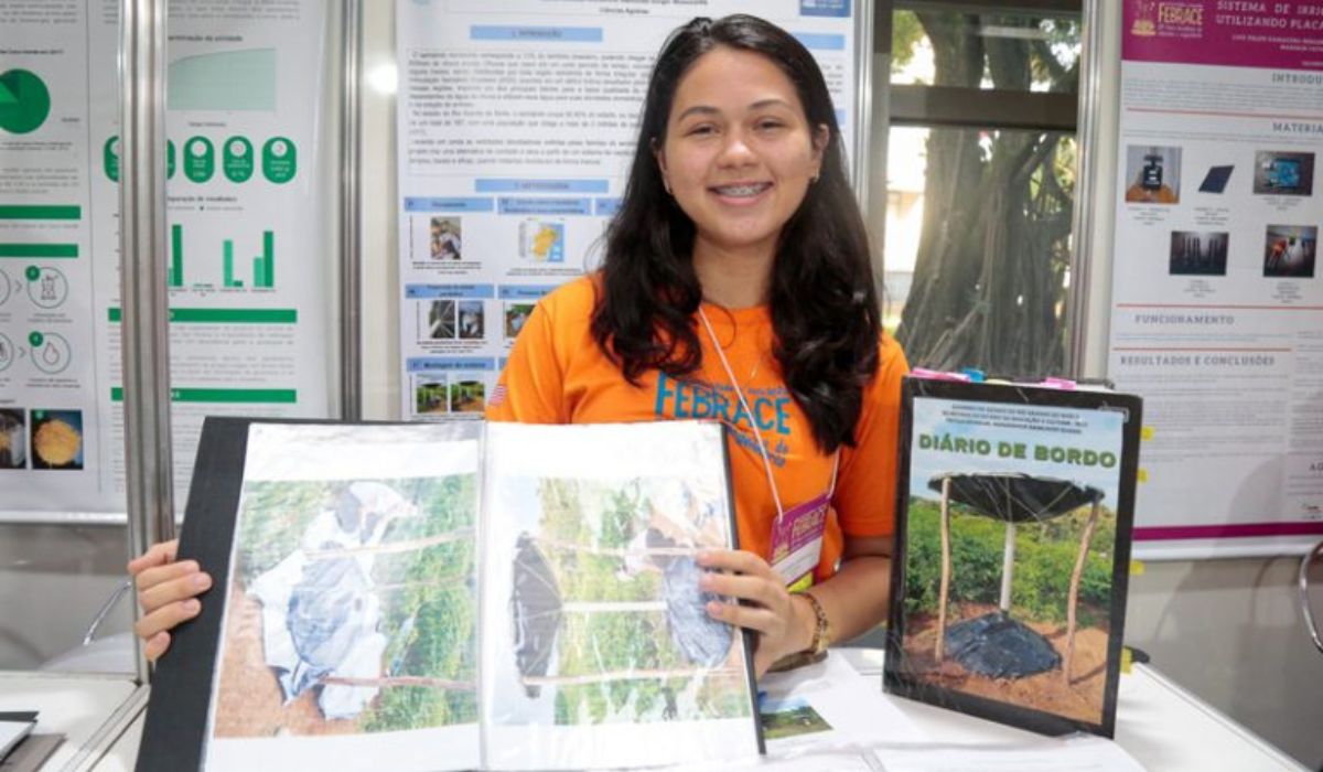 A estudante Vitória Sabrina da Silva Leite criou um sistema de coleta e armazenagem de água de chuva a partir de materiais de baixo custo – Foto: Cecília Bastos/USP Imagens