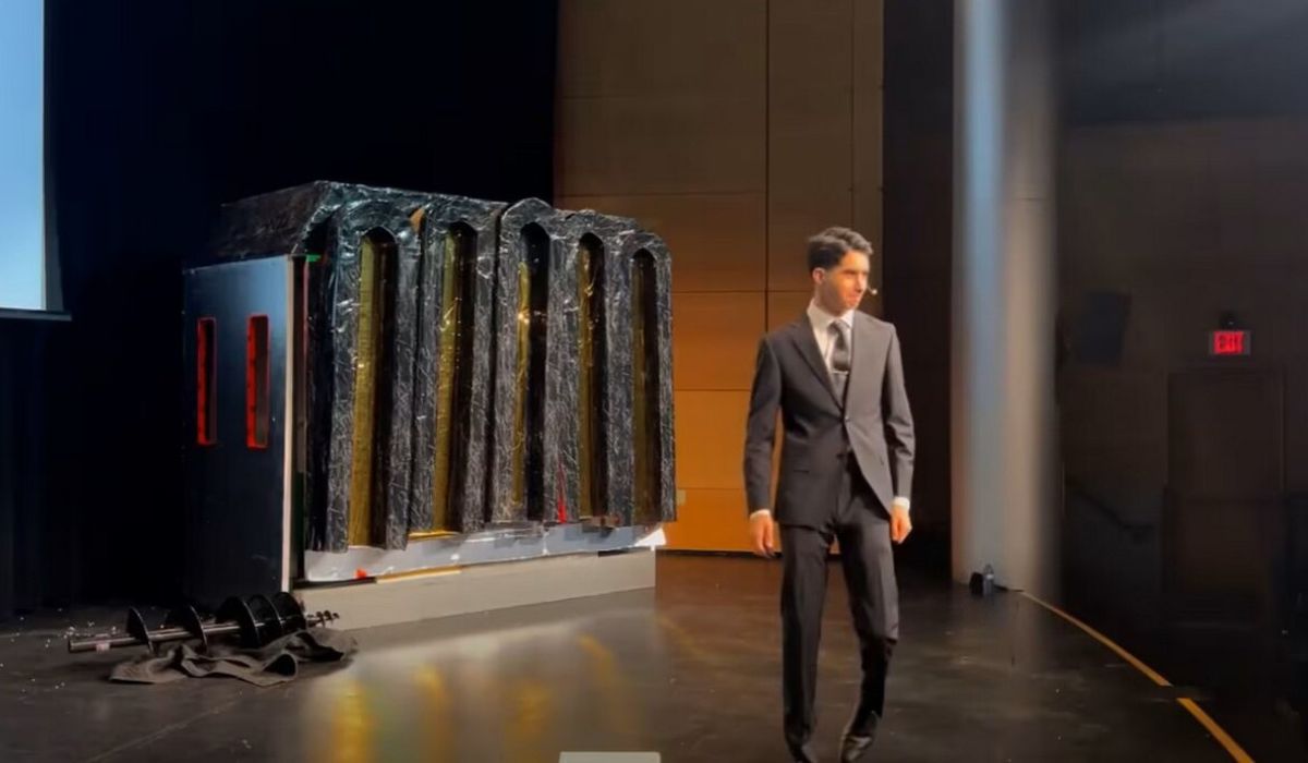 Ribal Zebian e sua casa modular no palco durante uma demonstração - Imagem: Reprodução