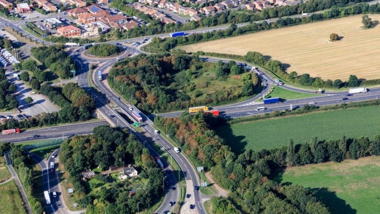 Vista aérea de trecho rodoviário na região de Newark, na Inglaterra, área ligada ao projeto de melhoria do desvio da A46. Antes do avanço das obras, escavações arqueológicas revelaram 7 esqueletos, um poço romano e possíveis casas anglo-saxãs, mostrando que o traçado moderno passa por uma paisagem ocupada há milhares de anos.