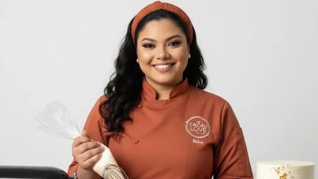 Jéssica Cristina Soares Fernandes, fundadora da Cacau Love, começou vendendo doces em casa no Guarujá e transformou a produção artesanal em uma marca com fábrica, loja, delivery e faturamento próximo de R$ 2 milhões.