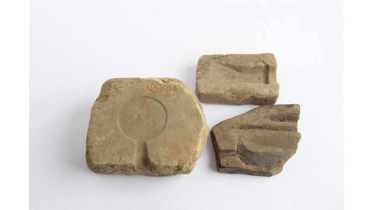 Moldes de pedra encontrados nas escavações do trecho Nezamyslice–Kojetín revelam indícios de produção metalúrgica antiga na região, onde artesãos da Idade do Bronze fabricavam objetos como machados, facas e outros itens metálicos muito antes da futura ferrovia de alta velocidade cruzar o local. Foto: ACO / Andrea Šindlerová.