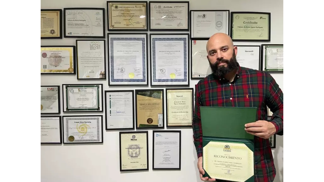 Fabiano de Abreu poses in front of certificates and recognitions related to his academic and intellectual trajectory. With an IQ of 188 recorded in a specific test, 55 cited qualifications, and presence in high IQ societies, the Brazilian became one of the most talked-about names when it comes to giftedness, but his case also reignites the debate about the limits of tests and the absence of a definitive intelligence ranking.