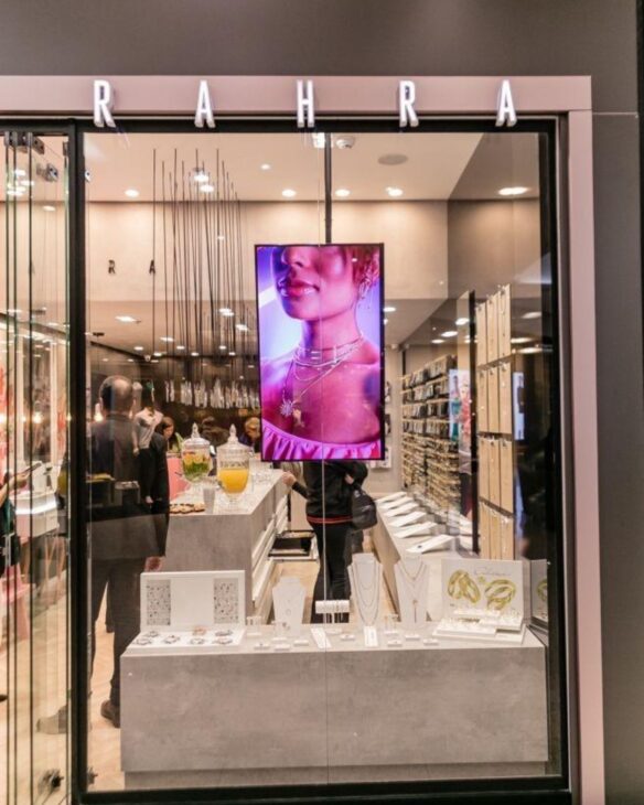 Rahra Semijoias store shows the expansion of the Minas Gerais brand founded by Solange Coelho, which went from door-to-door sales in the 1980s to a family network with more than 70 units in Brazil.