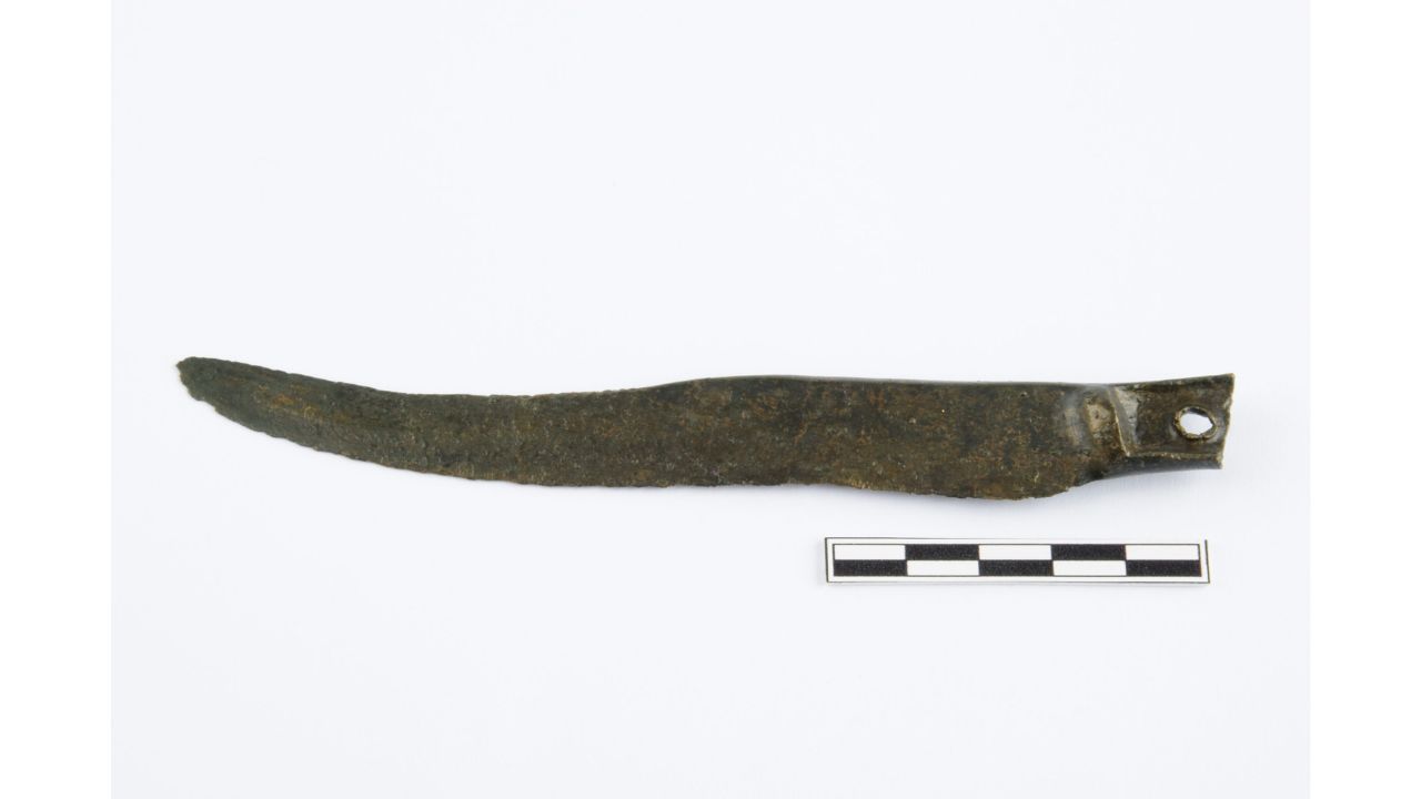 Faca de bronze encontrada nas escavações do trecho Nezamyslice–Kojetín reforça os indícios de uma antiga atividade metalúrgica na região, onde a futura ferrovia de alta velocidade revelou objetos, moldes de fundição e vestígios arqueológicos preservados por milhares de anos. Foto: ACO / Andrea Šindlerová.