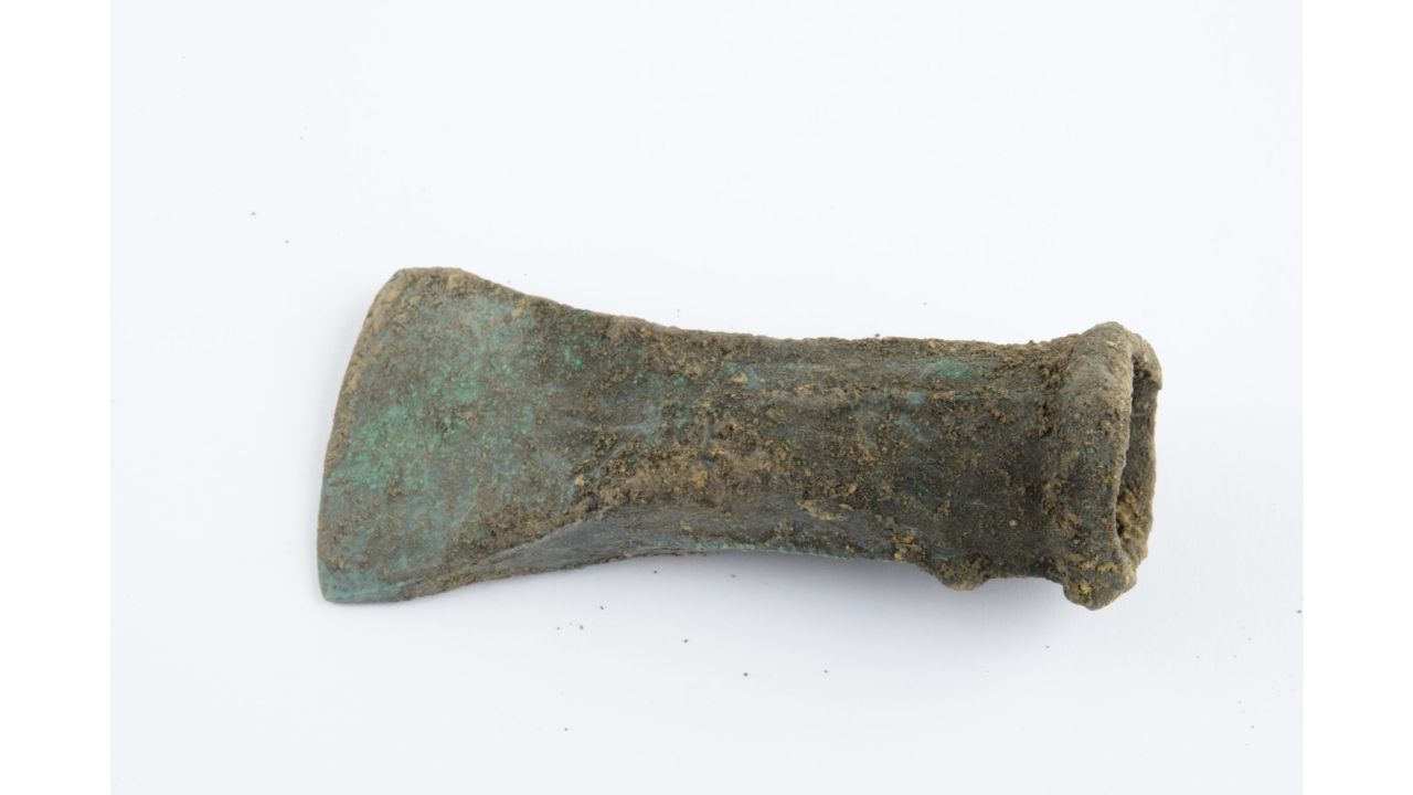 Machado de bronze encontrado nas escavações do trecho Nezamyslice–Kojetín revela o nível técnico das comunidades antigas que ocuparam a região, onde a futura ferrovia de alta velocidade expôs vestígios de metalurgia, moradias e objetos preservados por milhares de anos. Foto: ACO / Andrea Šindlerová.