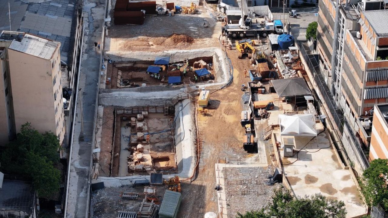 Aerial view of the excavations of the future 14 Bis-Saracura Station, in Bixiga, where the works of Line 6-Orange revealed traces of the old Quilombo Saracura, with more than 40,000 archaeological objects found and a billion-dollar impact on the São Paulo subway schedule.