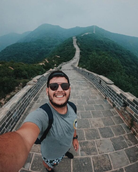Anderson Dias registra sua passagem pela Muralha da China, uma das sete maravilhas do mundo moderno, durante sua jornada pelos 196 países. Foto: acervo pessoal
