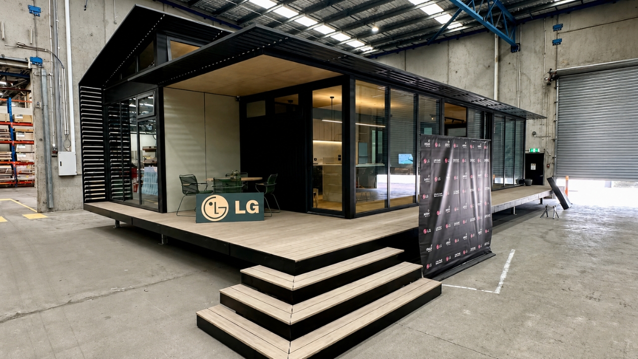 Protótipo de casa modular da LG mostra como a construção fora do canteiro tradicional pode acelerar obras e integrar tecnologia desde a fábrica: o projeto australiano combina moradia industrializada, inteligência artificial, energia solar e baterias para tentar reduzir prazos e economizar até 35% na conta de luz.
