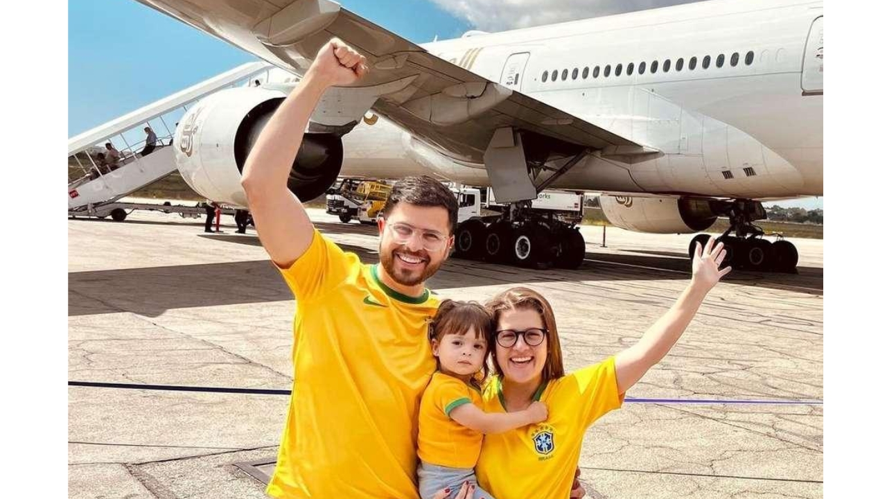 Casal brasileiro celebra uma jornada rara ao lado de um avião após completar a volta pelos 196 países reconhecidos pela ONU antes dos 32 anos, conquista registrada pelo RankBrasil como um recorde nacional difícil de repetir.