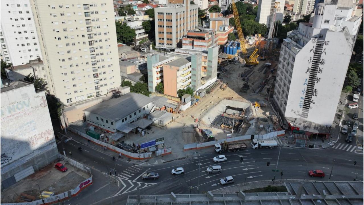 Aerial view of the construction of the future 14 Bis-Saracura Station, in downtown São Paulo, an area where Line 6-Orange found traces of the old Quilombo Saracura and turned a subway excavation into one of the most remarkable urban archaeological finds in the country.