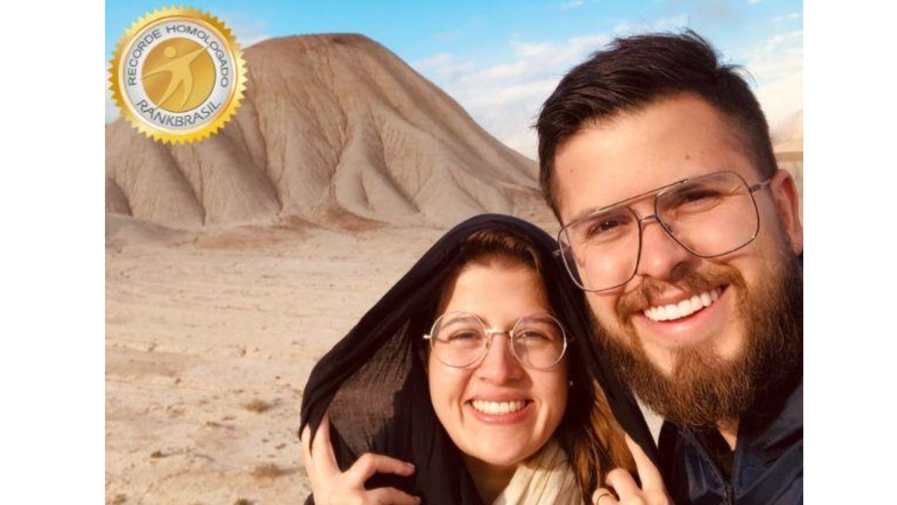 Em cenário desértico durante a jornada global, o casal brasileiro que entrou para o RankBrasil alcançou um feito raríssimo: visitar os 196 países reconhecidos pela ONU antes dos 32 anos, marca que os colocou entre os recordistas mais jovens do país em uma volta ao mundo completa.
