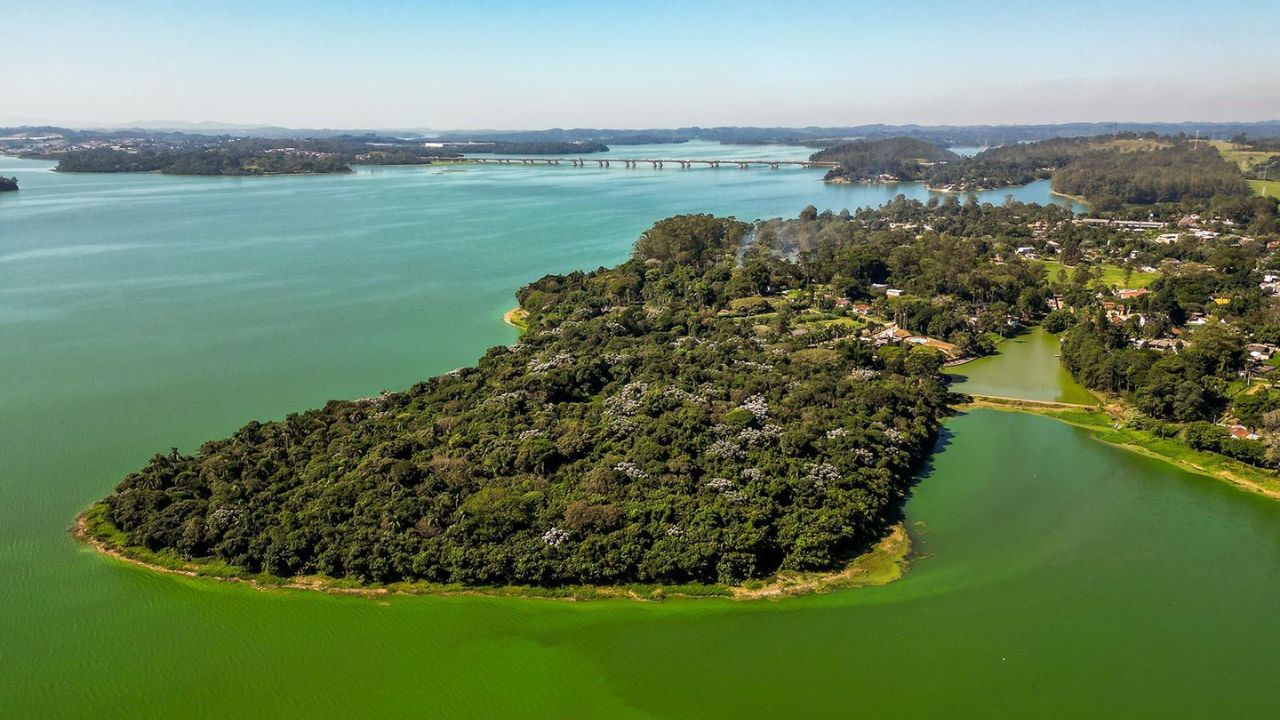 A represa gigante que São Paulo precisa para não entrar em colapso está cercada por esgoto, microplásticos e loteamentos clandestinos, enquanto quase 22 milhões de pessoas vivem na região que depende de soluções urgentes para água