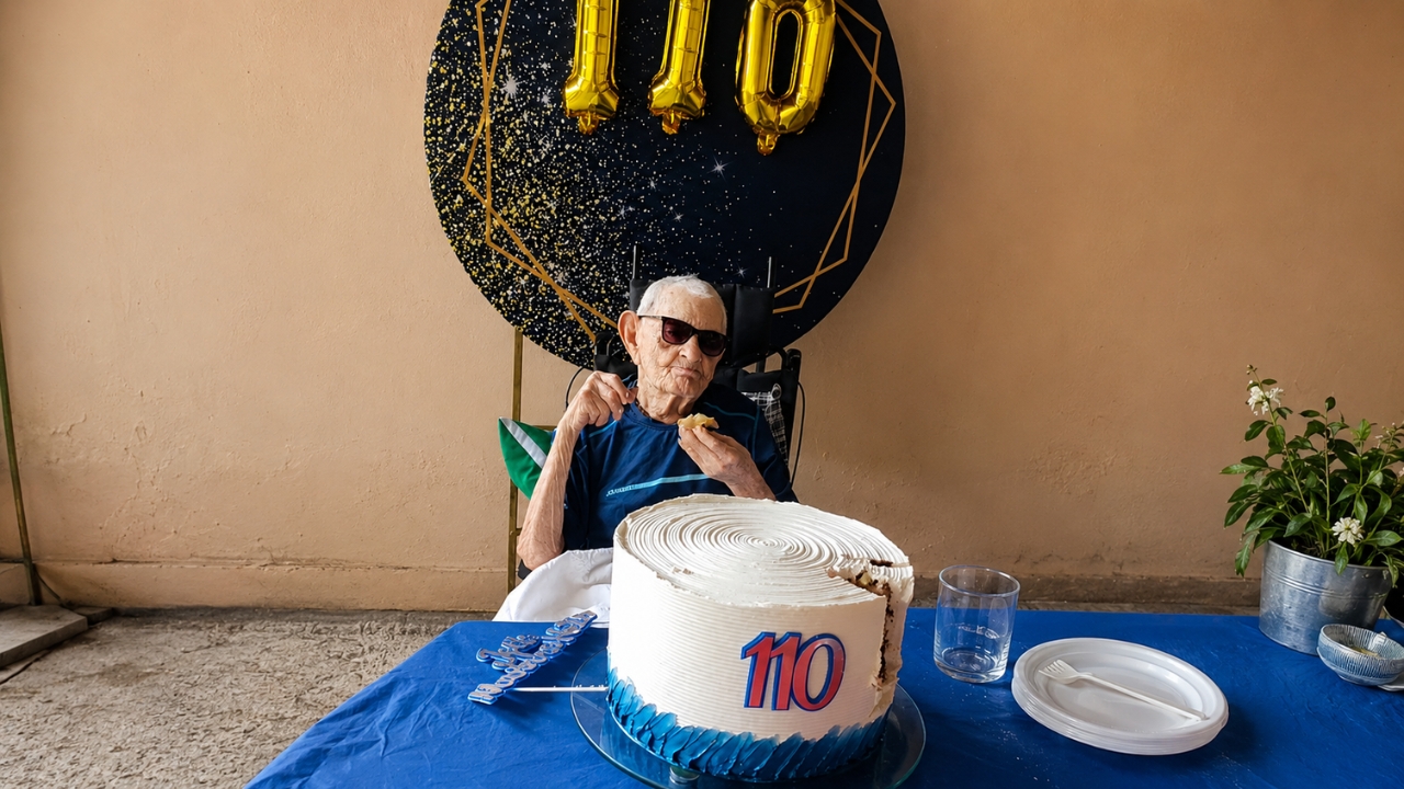 João Marinho Neto durante a comemoração de seus 110 anos, em 2022, no Ceará. Nascido em 1912, o agricultor cearense ultrapassou mais de um século de vida e mais tarde seria reconhecido como o homem vivo mais velho do mundo.