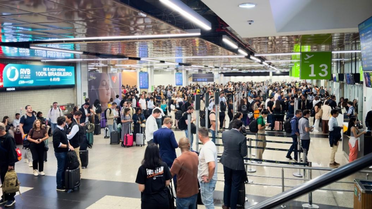 Terminal lotado mostra o contraste da aviação brasileira: mesmo com passageiros ocupando aeroportos, o Brasil perdeu 85 rotas aéreas desde 2019 e ainda enfrenta menos destinos, menos frequências e uma malha mais limitada do que antes da pandemia.