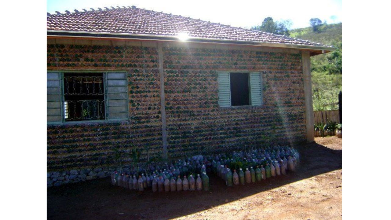 Casa de aproximadamente 100 m² construída por Ed Mauro Morbidelli em Extrema, Minas Gerais, usando cerca de 11 mil garrafas PET, das quais 90% teriam sido recolhidas pelo próprio pai pela cidade.