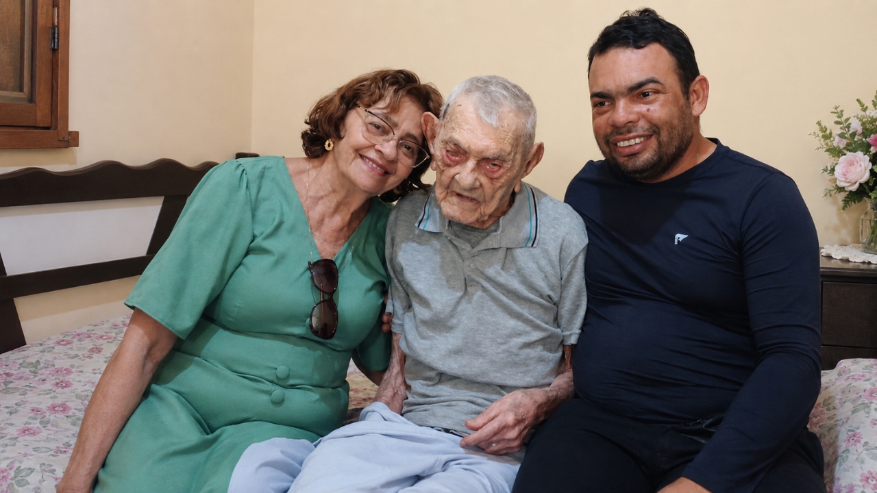 João Marinho Neto ao lado de familiares no Ceará. Nascido em 1912, o agricultor cearense atravessou mais de um século de história e, em 2026, segue reconhecido como o homem vivo mais velho do mundo.