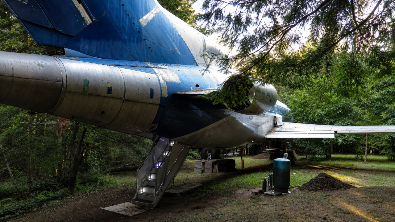 A casa incomum de Bruce Campbell fica dentro de um Boeing 727-200 instalado em uma floresta no Oregon, onde a aeronave aposentada preserva escadas, motores, fuselagem e partes originais enquanto funciona como moradia.
