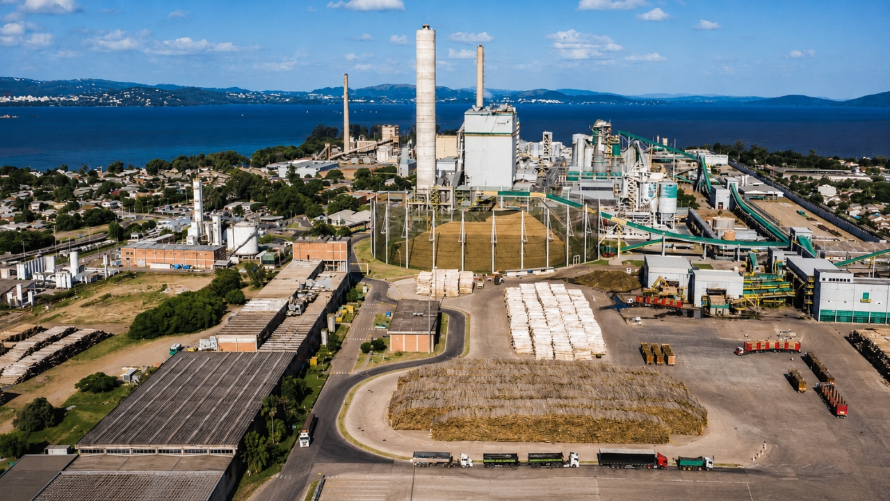 Fábrica da CMPC em Guaíba (RS), onde a empresa já opera desde 2009 com capacidade de 2,4 milhões de toneladas de celulose por ano — o Projeto Natureza dobraria essa produção em Barra do Ribeiro