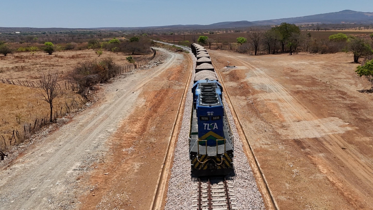 Brasil tem 30 mil km de ferrovias, mas menos de 10 mil km em operação, por isso prepara pacote de R$ 160 bilhões para reacender os trilhos e reduzir a dependência histórica dos caminhões nas longas distâncias brasileiras