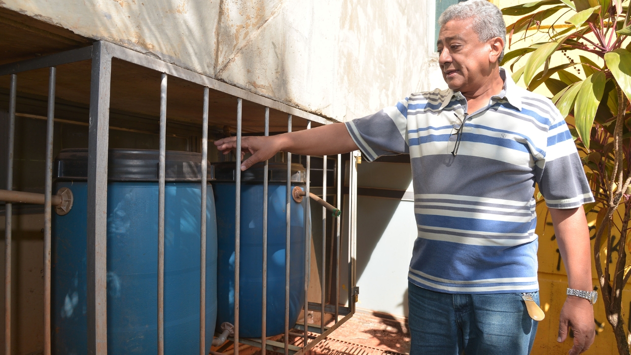 Professor Euler Bueno, da UFG, apresenta o sistema que capta a água liberada pelos aparelhos de ar-condicionado e a direciona para reservatórios, solução implantada no Crea-GO que chegou a economizar cerca de 400 litros de água por dia.