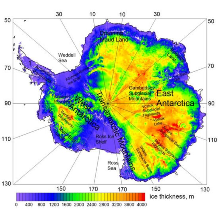 Mapa da Antártida mostra a espessura do gelo em diferentes regiões do continente, destacando a divisão entre Antártida Oriental e Ocidental, além das Montanhas Transantárticas, área importante para entender a dinâmica subterrânea e os terremotos profundos detectados sob o gelo.
