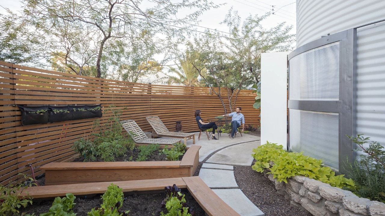 El patio de la Silo House amplía la sensación de espacio de la microcasa de 31,6 m², creando un área externa con jardín, parterres, espacio de descanso y privacidad alrededor del antiguo silo. La solución ayuda a transformar una vivienda compacta en un ambiente más abierto, funcional y conectado a la vida al aire libre.