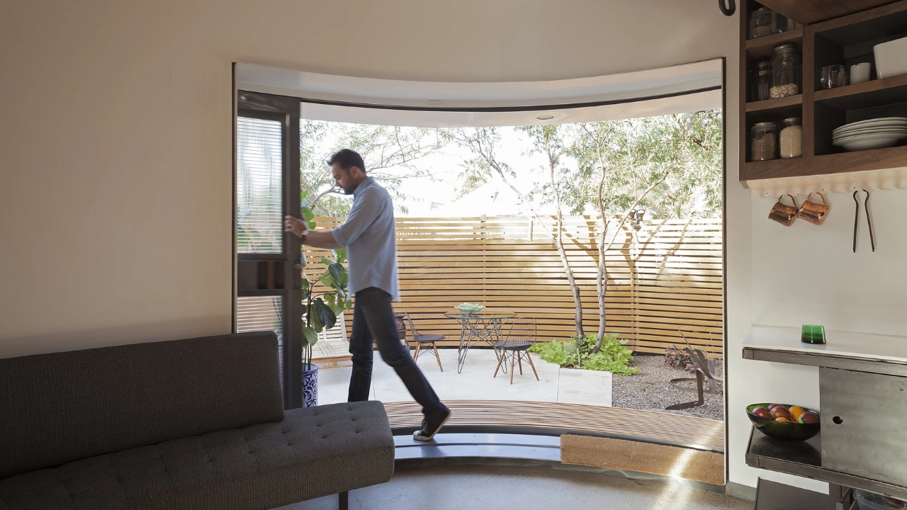 La gran apertura curva de la Silo House ayuda a conectar el interior con el patio y favorece la entrada de luz y ventilación natural, solución esencial para una estructura metálica expuesta al calor de Arizona. El proyecto también recibió aislamiento térmico de cerca de 25 centímetros para hacer los 31,6 m² más cómodos.