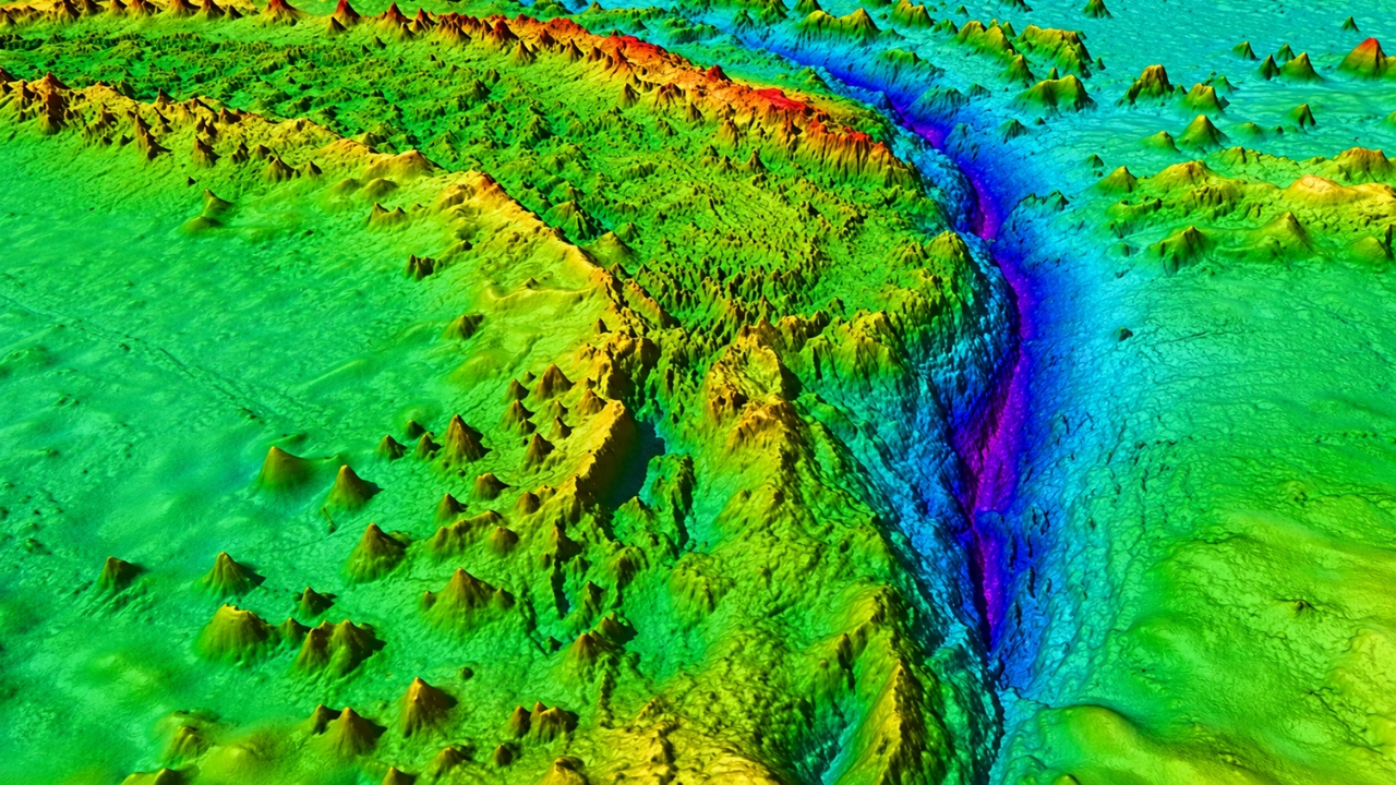O fundo do mar ainda é um mapa incompleto: cada nova área revelada por sonar pode expor cadeias montanhosas submersas, zonas ricas em metais críticos e pistas sobre a energia limpa que o Brasil ainda não conseguiu explorar.