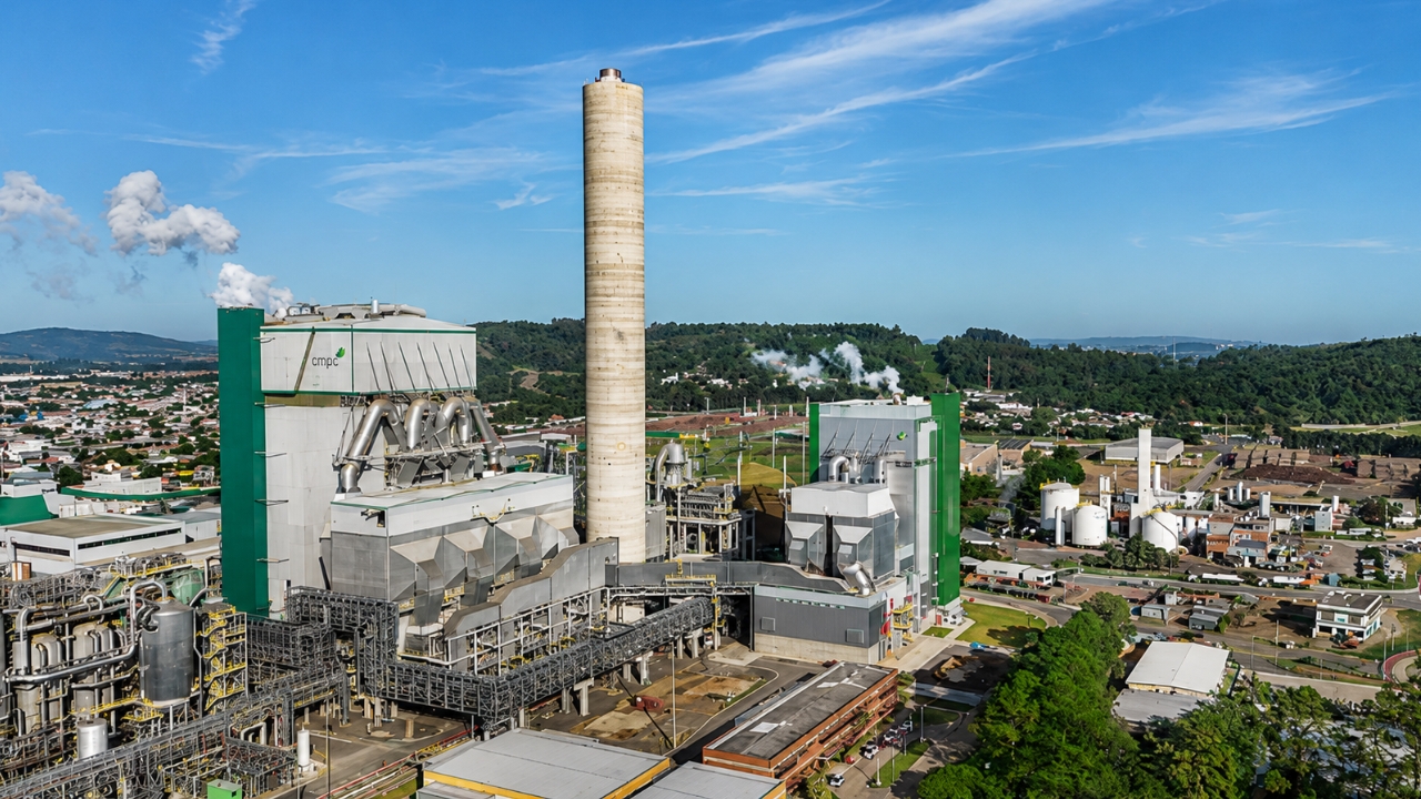 CMPC placed the Nature Project at the center of the environmental licensing crisis in Brazil: the planned pulp mill for Barra do Ribeiro, in Rio Grande do Sul, involves billion-dollar investment but remains surrounded by legal disputes, socio-environmental requirements, and the risk of losing ground to Paraguay.