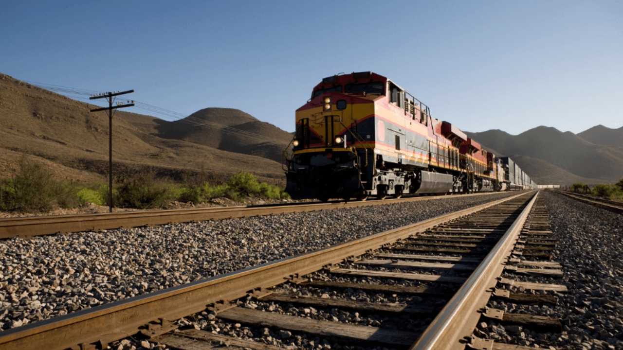 Com menos de 10 mil km de ferrovias em operação, apesar de uma malha de cerca de 30 mil km, o Brasil prepara uma carteira de R$ 160 bilhões para ampliar o transporte sobre trilhos e reduzir a dependência dos caminhões em longas distâncias.