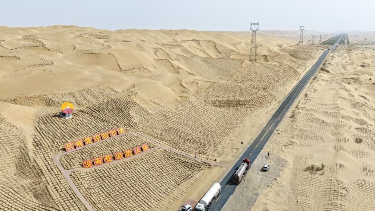 Foto aérea feita por drone em 18 de julho de 2025 mostra a Rodovia do Deserto de Tarim cortando o deserto de Taklamakan, na Região Autônoma Uigur de Xinjiang, no noroeste da China. Com 522 km de extensão, a estrada atravessa o Taklamakan, considerado o segundo maior deserto de areia móvel do mundo. (Foto: Xinhua)
