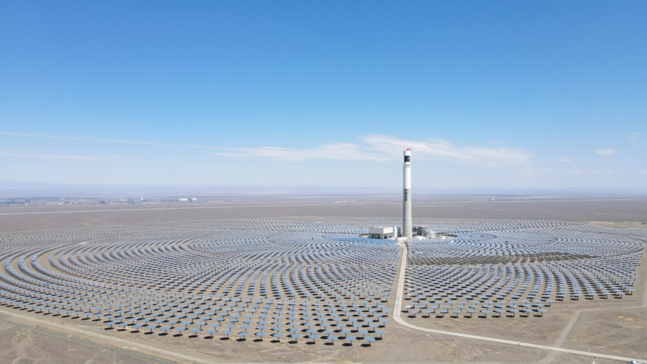 Foto aérea feita em 22 de agosto de 2021 mostra uma usina de energia fototérmica em Hami, na Região Autônoma Uigur de Xinjiang, no noroeste da China. (Foto: Xinhua/Gao Han)