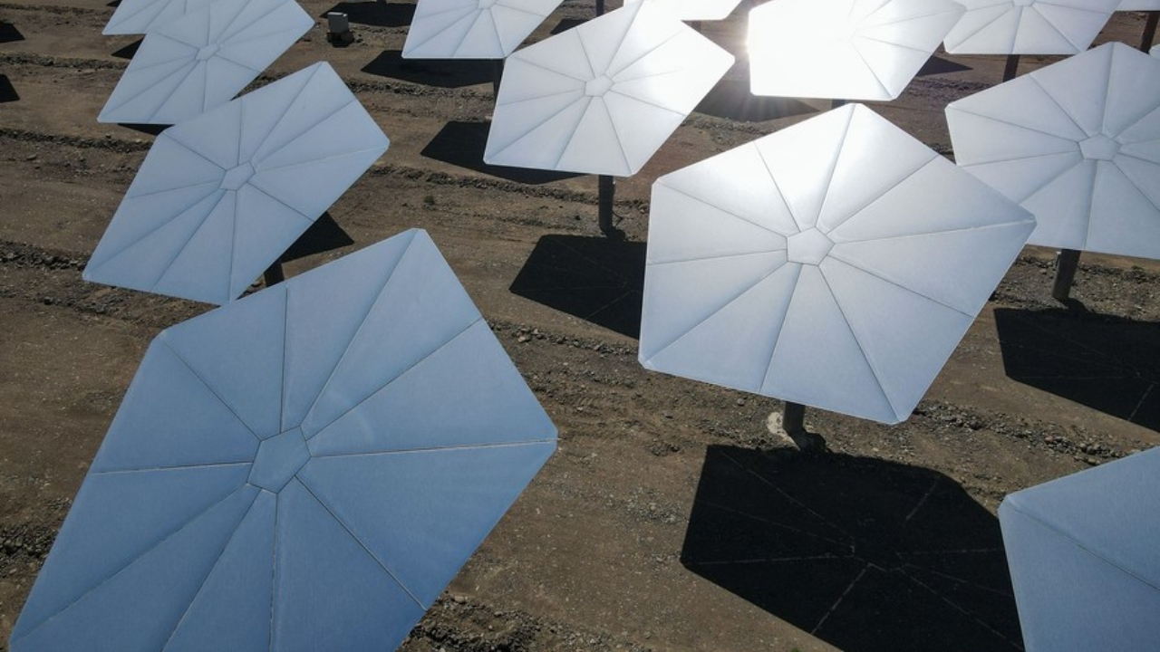 Foto aérea feita em 22 de agosto de 2021 mostra heliostatos em uma usina de energia fototérmica em Hami, na Região Autônoma Uigur de Xinjiang, no noroeste da China. (Foto: Xinhua/Gao Han)