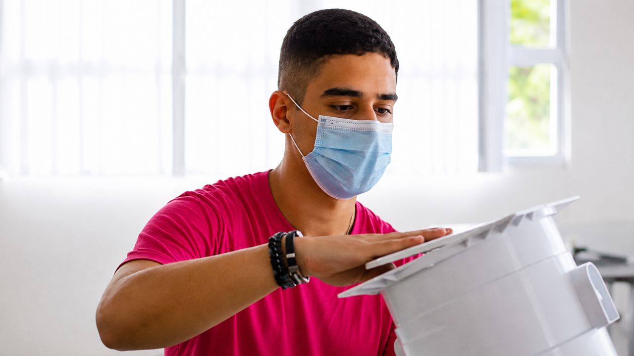 Gabriel Fernandes Mello Ferreira, a student from Itajaí, in Santa Catarina, created a filter to retain microplastics in water treatment plants while still in high school, a project that won an international vote with over 26,000 votes and paved the way for his academic journey in China.