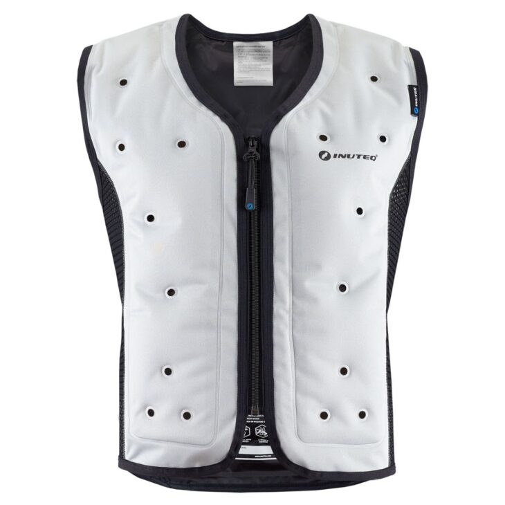 The Inuteq Bodycool Smart-X vest: activated with water in less than 2 minutes, cools the body by up to 15°C and maintains the effect for up to 3 days without the need for recharging