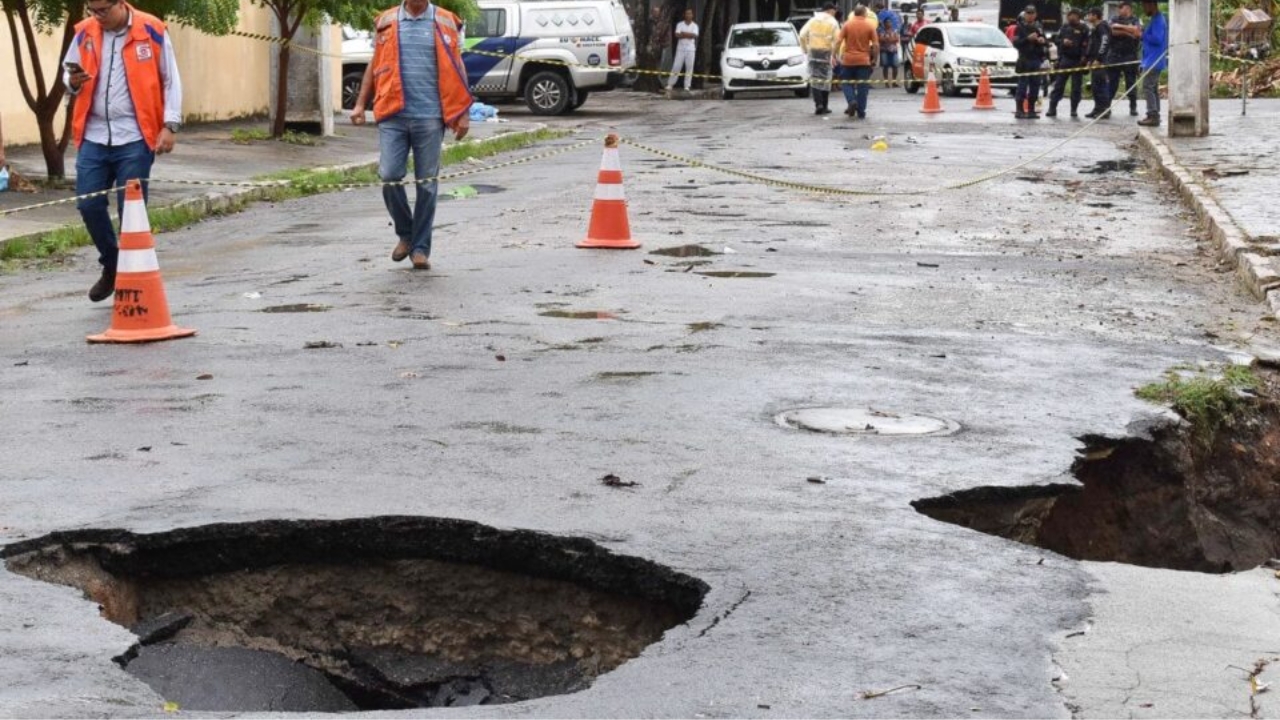 Grietas y cráteres abiertos en el asfalto en Maceió exponen la gravedad del hundimiento del suelo que afectó barrios enteros de la capital alagoana, obligó a miles de residentes a dejar sus casas y transformó calles antes concurridas en áreas de riesgo monitoreadas por la Defensa Civil.