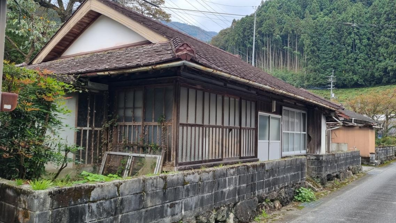 Casa tradicional em área rural do Japão ajuda a ilustrar a crise das akiya: o país já soma cerca de 9 milhões de moradias vazias, enquanto vilarejos envelhecem, herdeiros evitam custos de reforma e estrangeiros começam a comprar imóveis que muitos moradores locais já não querem assumir.
