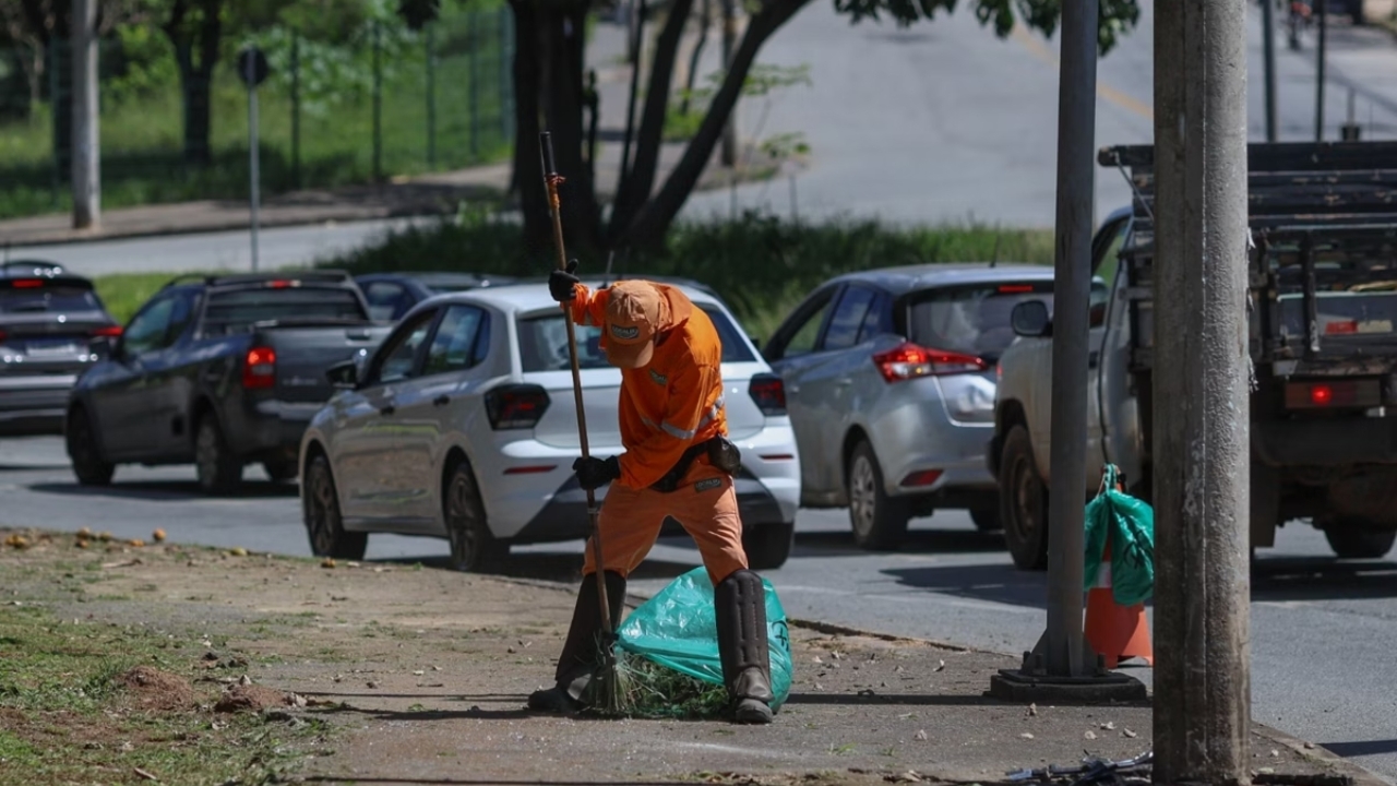 With the advance of climate change on the world of work, extreme heat already generates an average of two complaints per day in Brazil, exposing urban workers to increasingly dangerous shifts under intense sun.