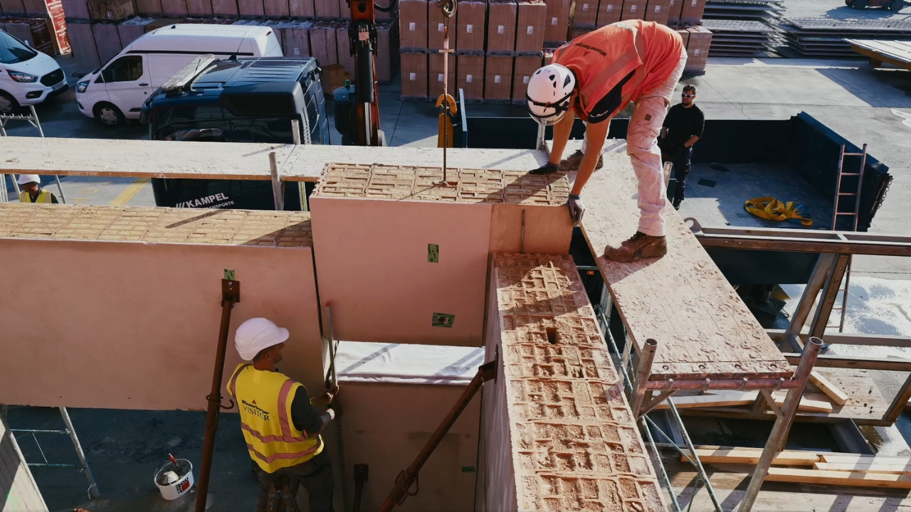 Sistema de paredes reutilizáveis desenvolvido pela TU Graz em parceria com a wienerberger permite desmontar e reconstruir estruturas em outro local, reduzindo resíduos da construção civil e podendo cortar emissões de CO₂ em até 60% ao longo de três ciclos de uso.