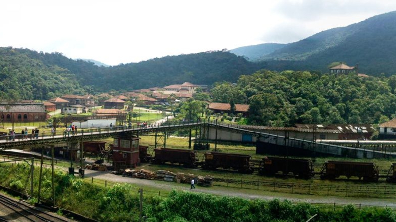 No alto da Serra do Mar, Paranapiacaba preserva a vila ferroviária construída no século XIX pela São Paulo Railway, com casas antigas, trilhos históricos e ligação direta com a Santos-Jundiaí, ferrovia que ajudou a escoar o café paulista até o Porto de Santos.