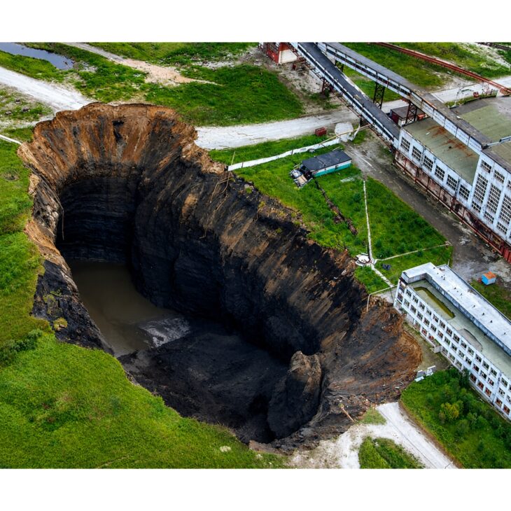 The crater opened next to industrial facilities in Berezniki exposes the size of the risk hidden beneath the Russian city: a 390 km² underground labyrinth, excavated between 220 and 450 meters deep, began to collapse after water infiltration in the old potash mines.