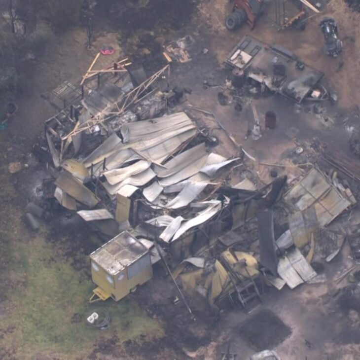 Imagem aérea mostra uma propriedade destruída pelo incêndio que atingiu Pomonal em 13 de fevereiro de 2024, quando calor intenso, ventos fortes e raios secos ajudaram a espalhar as chamas pela região de Grampians. O fogo destruiu 45 casas residenciais na localidade e deixou marcas visíveis em estruturas retorcidas, veículos queimados e terrenos cobertos por cinzas.