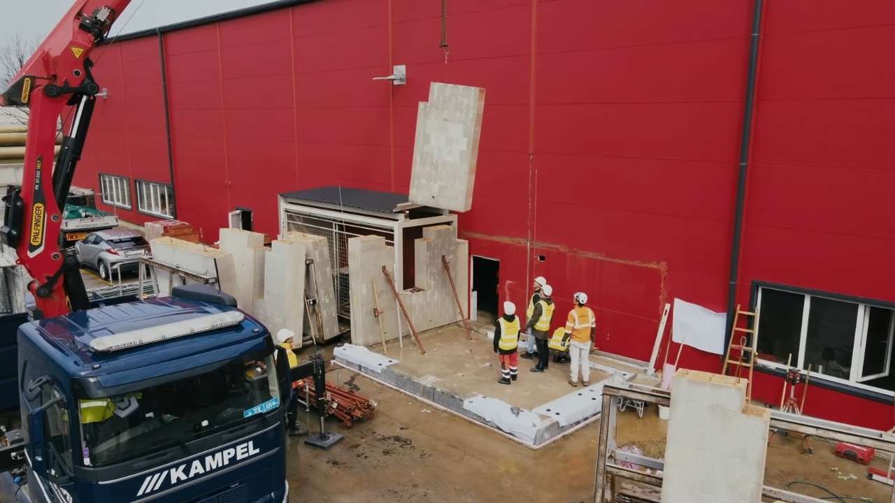 Durante o teste do projeto Re-Use Ziegelwand, elementos inteiros de parede foram içados e remontados em outro ponto, mostrando como a construção civil pode trocar a demolição tradicional por um modelo circular, com menos entulho e maior reaproveitamento dos materiais.