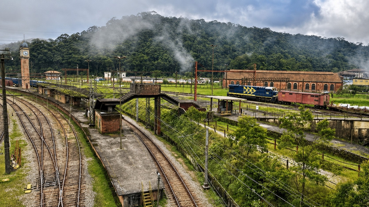Entre trilhos, vagões e a torre do relógio, o pátio ferroviário de Paranapiacaba revela a dimensão da estrutura criada para operar a Santos-Jundiaí, ferrovia inaugurada em 1867 e essencial para ligar o planalto paulista ao Porto de Santos.