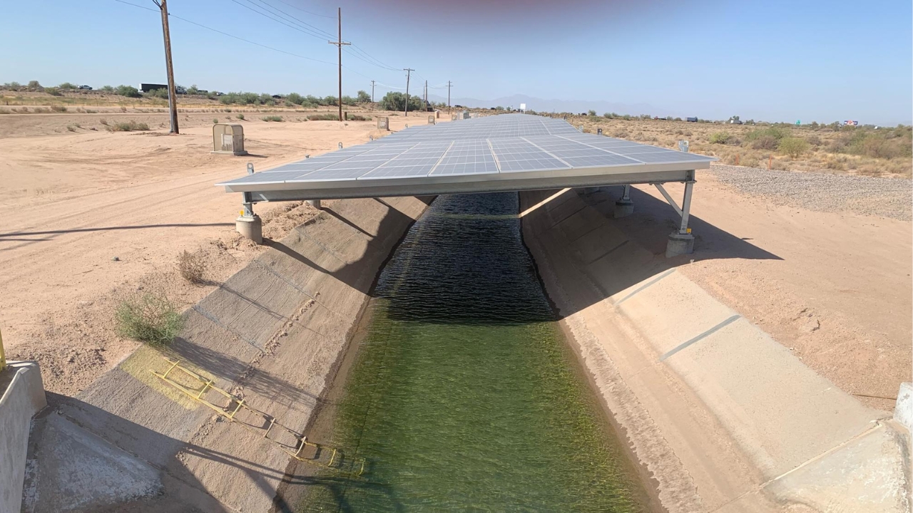 Painéis solares cobrem o canal Casa Blanca, no Arizona, em projeto da Gila River Indian Community que transforma a irrigação em fonte de energia limpa enquanto ajuda a reduzir a evaporação da água em uma região marcada pela seca.