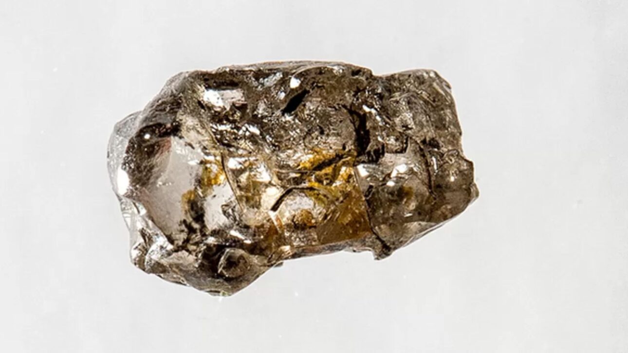 Diamante de Karowe revela ringwoodita com sinais de água na zona de transição a 660 km e abala a ideia de um manto inferior seco, mas é só uma amostra.