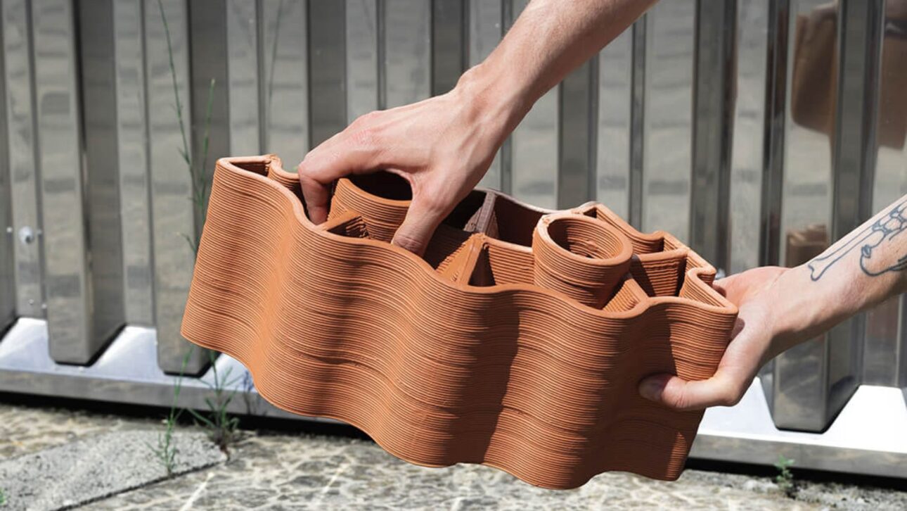 Swiss students created a 3D-printed terracotta brick that cools bus stops by up to 9 degrees with water, clay, and solar energy; understand the project.